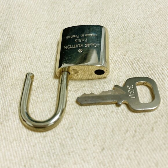 LOUIS VUITTON LV 10 SET PADLOCK KEY CHARM CADENA GOLD-PLATED FRANCE - Picture 3 of 4